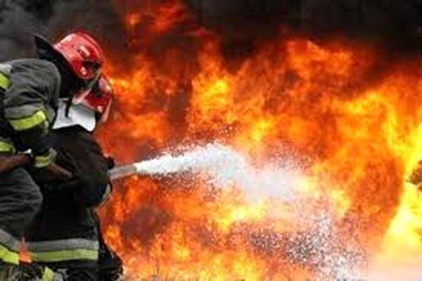 بازار بزرگ هرمزگان معروف به مگامال‌ دچار آتش‌سوزی شد
