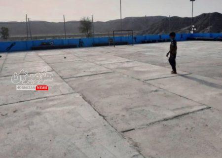 زمین ورزشی جانوری جاسک منتظر نصب چمن مصنوعی