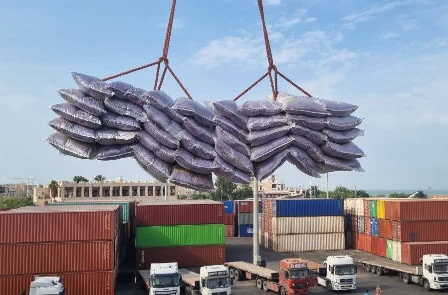 آغاز تخلیه بیست‌وچهارمین کِشتی کالای اساسی در بندر شهید رجایی