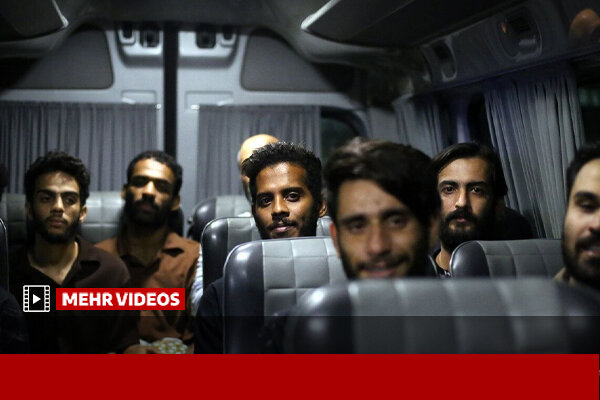 لحظات احساسی بازگشت ۱۰ صیاد زندانی در امارات به آغوش خانواده
