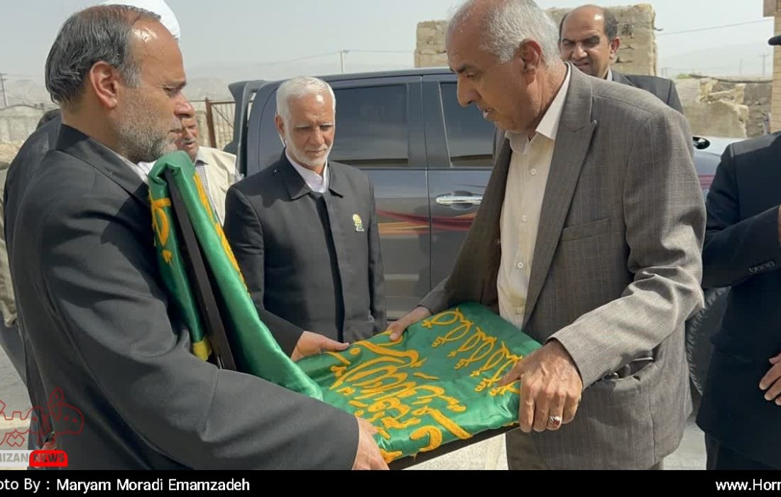 حضور کاروان زیر سایه خورشید با پرچم متبرک حرم امام رضا (ع) در بستک