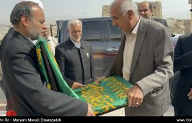 حضور کاروان زیر سایه خورشید با پرچم متبرک حرم امام رضا (ع) در بستک