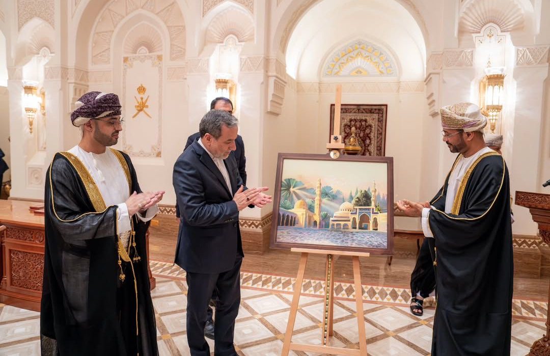 تمبر یادبود همکاری ایران و عمان منقش به مسجد جامع بستک توسط وزیر خارجه ایران و عمان رونمایی شد