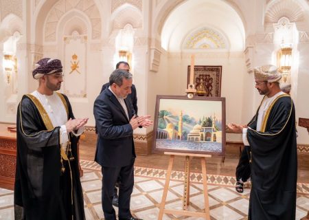 تمبر یادبود همکاری ایران و عمان منقش به مسجد جامع بستک توسط وزیر خارجه ایران و عمان رونمایی شد