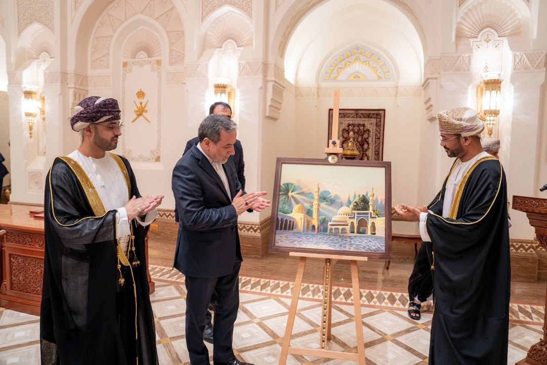 تمبر یادبود همکاری ایران و عمان منقش به مسجد جامع بستک توسط وزیر خارجه ایران و عمان رونمایی شد
