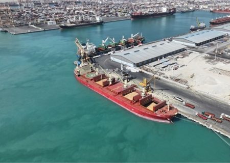 شناور حامل ۵۶ هزار تن گندم در بندر شهید رجایی پهلو گرفت