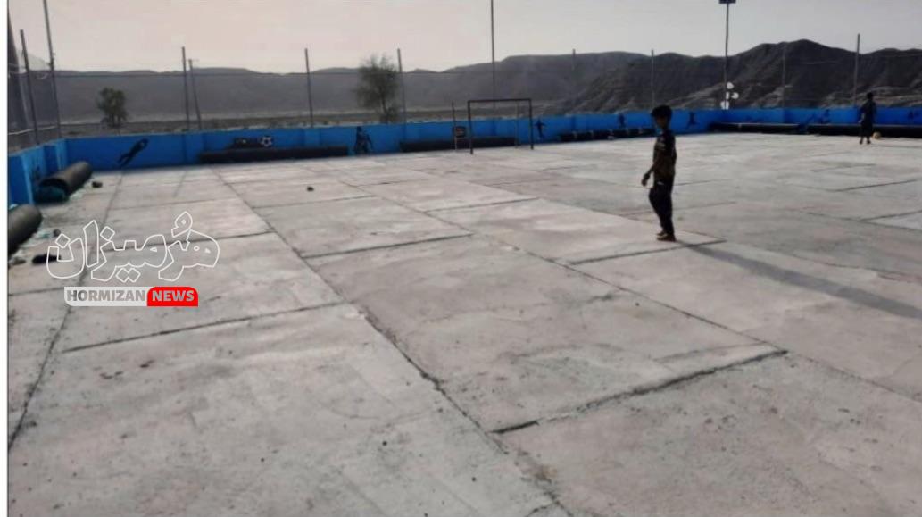 زمین ورزشی جانوری جاسک منتظر نصب چمن مصنوعی