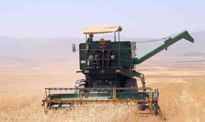 آغاز برداشت محصول جو در شهرستان پارسیان