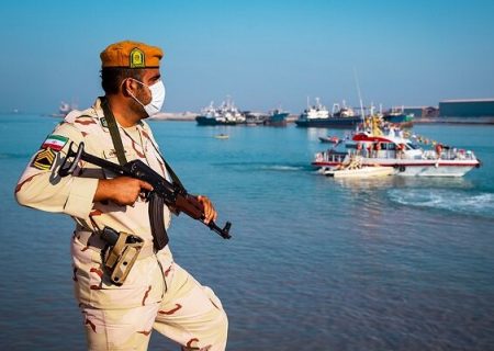 کشف یک قبضه سلاح و کالای قاچاق در میناب ؛ ۲ شناور توقیف شد