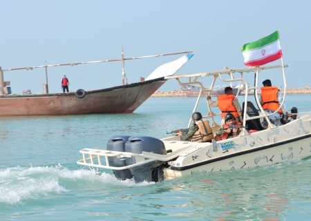 توقیف یک فروند شناور غیرمجاز حامل کالای قاچاق در بندرعباس