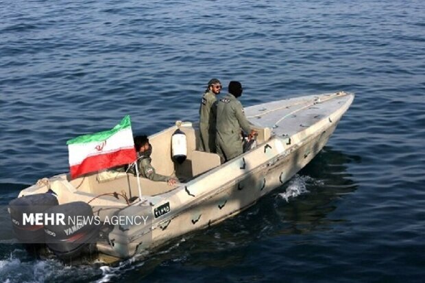 توقیف شناور حامل تجهیزات ماهواره ای در بندرلنگه