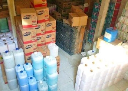 کشف بیش از ۱۳ هزار لیتر مواد شوینده احتکار شده در بندرعباس