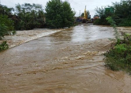جاری شدن آب در رودخانه فصلی در مناطق کوهستانی  هشتبندی