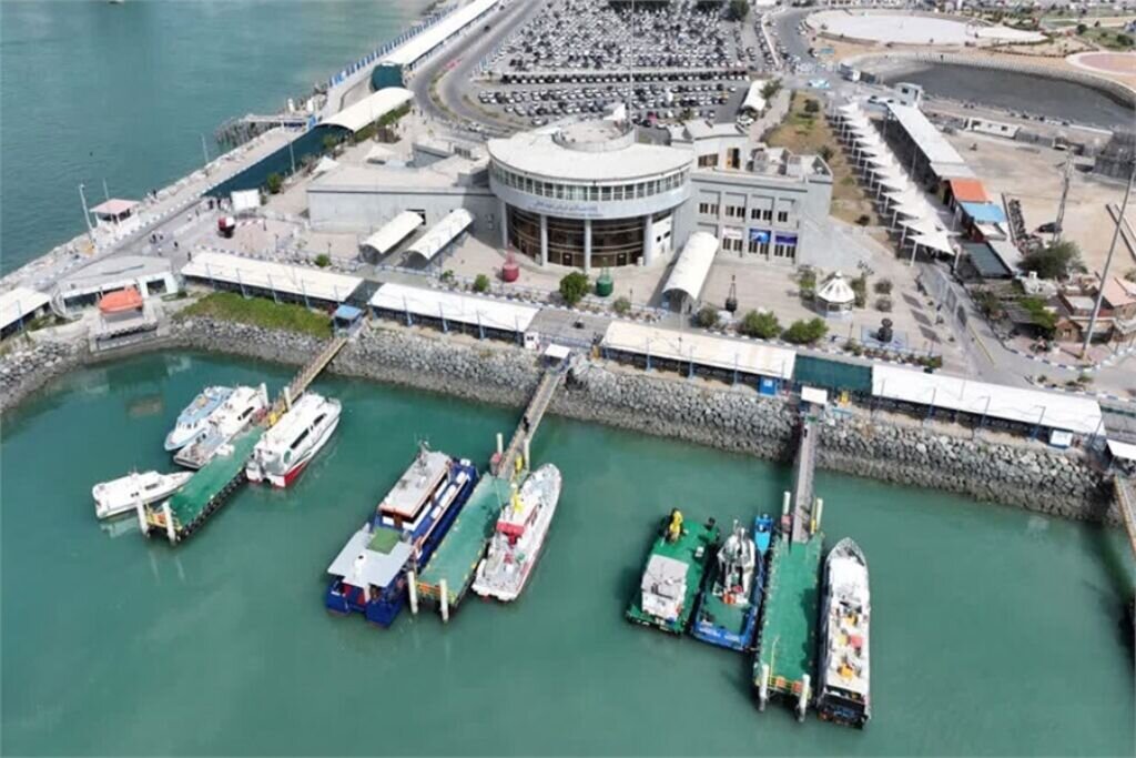 تعطیلی بندر شهید ذاکری قشم به دلیل شرایط نامساعد جوی